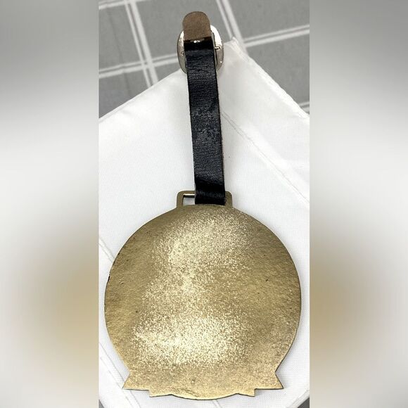Golf Bag Tag Oxbow Country Club Inner Circle Antiqued Brass Metal NOS Oxbow, ND - Picture 2 of 3